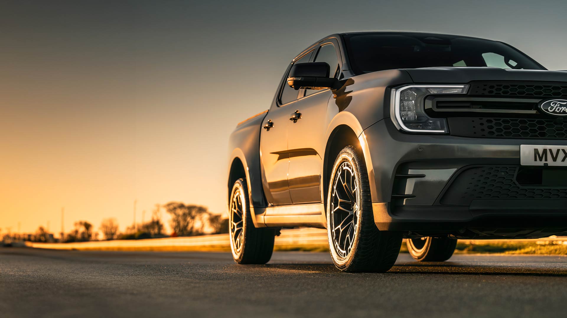 Ford Ranger MS-RT roulant sur une piste au crépuscule.