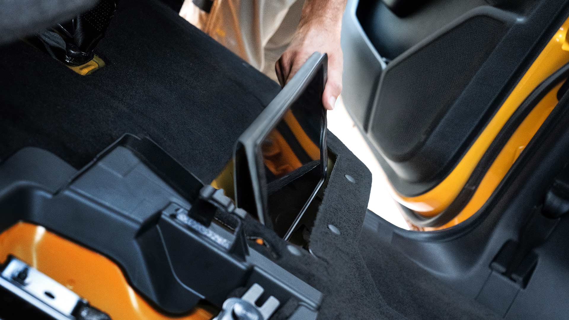 Gros plan du compartiment de rangement du siège arrière à l'intérieur du Ford Ranger Wildtrak.