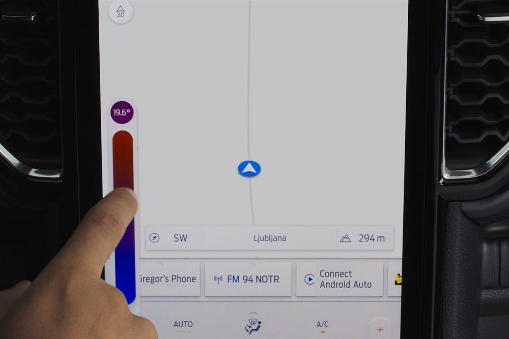Gros plan des commandes de climatisation à deux zones sur l'écran tactile SYNC™ 4 de 12 pouces du Ford Ranger.
