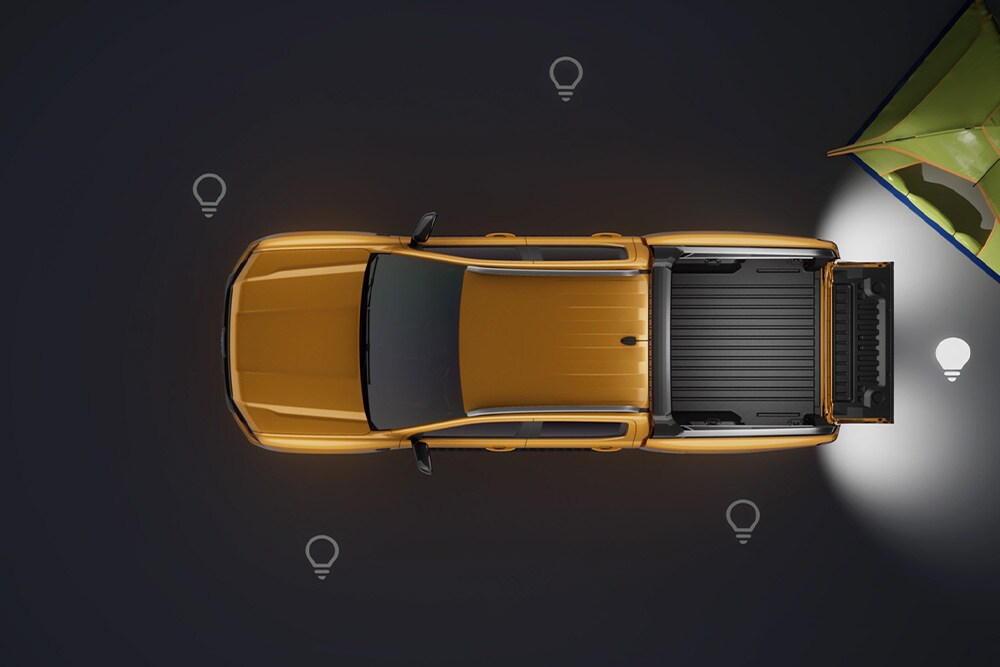Vue aérienne d'un Ford Ranger Double Cabine jaune avec hayon ouvert et éclairage de zone.