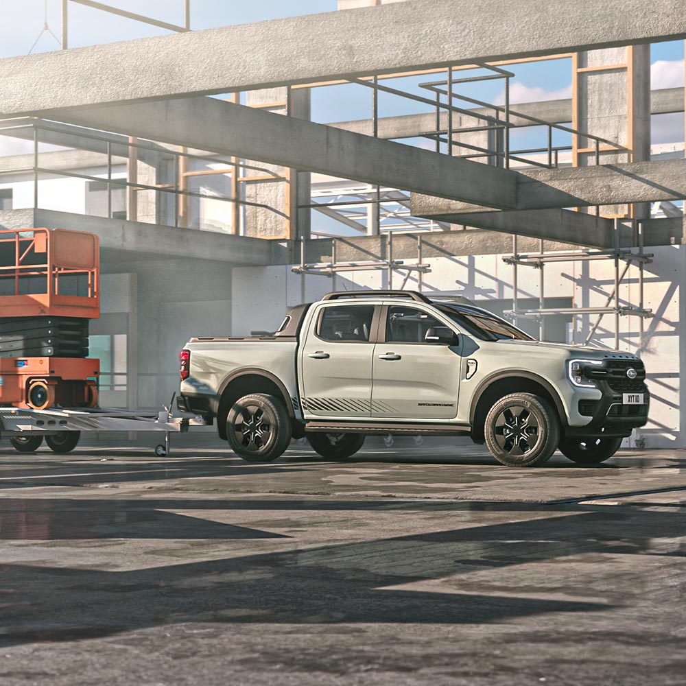 Équipement de remorquage du Ranger Stormtrak Plug-in Hybrid sur un chantier de construction. (non disponible en Belgique/au Luxembourg)