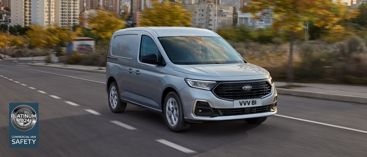Le nouveau Ford Transit Connect en Stardust Silver roule le long d'une route.