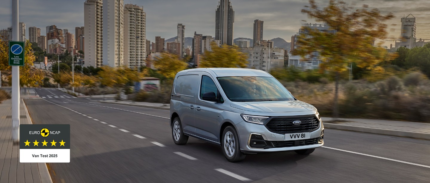 Le nouveau Ford Transit Connect en Stardust Silver roule le long d'une route.
