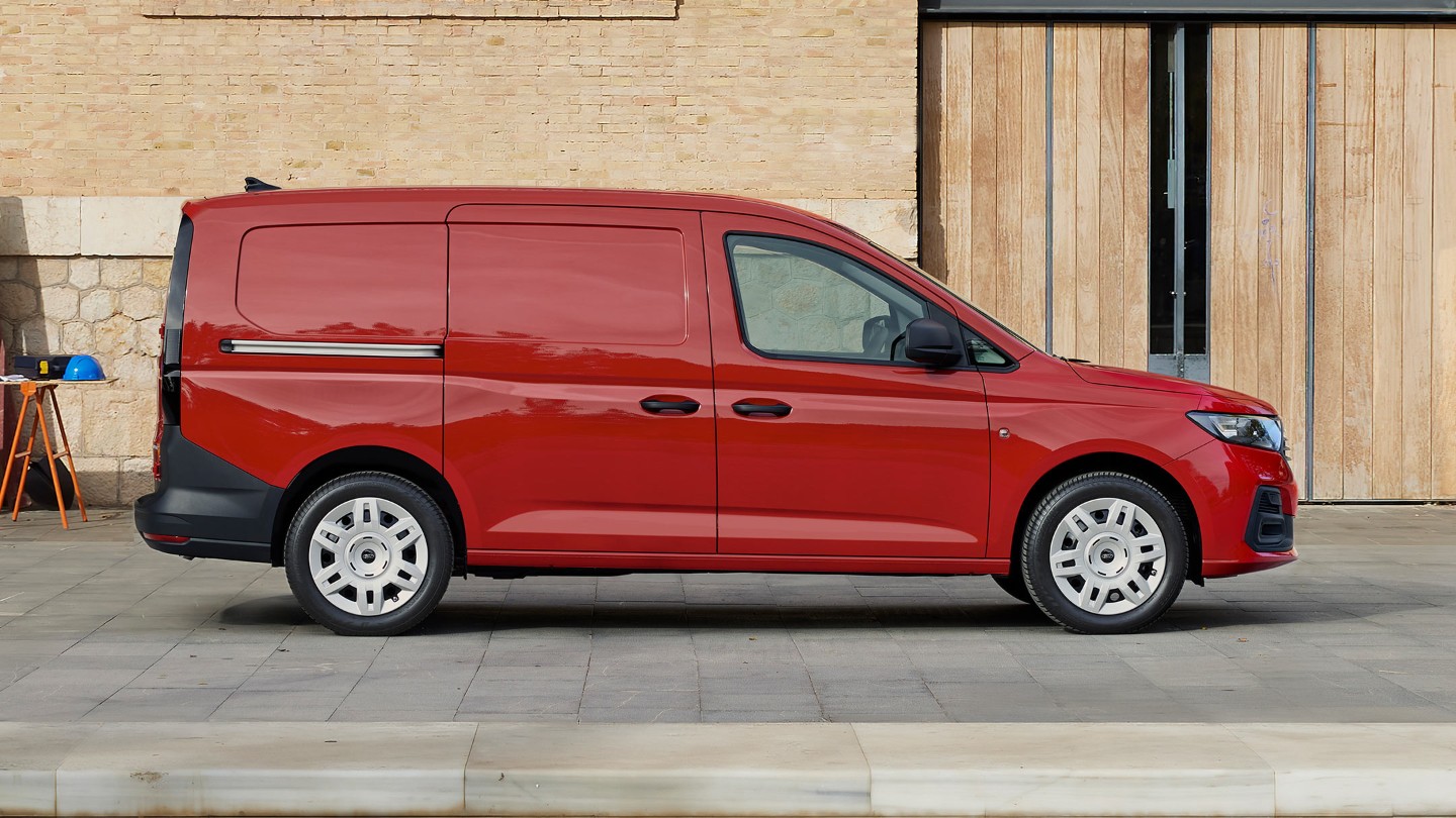 Le nouveau Ford Transit Connect en Maple Red présentant la porte de chargement latérale.