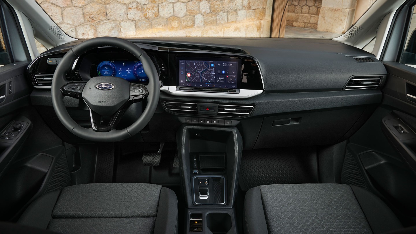 Intérieur avant du nouveau Ford Transit Connect affichant le volant, le tableau de bord numérique et l'écran tactile de 10 pouces.