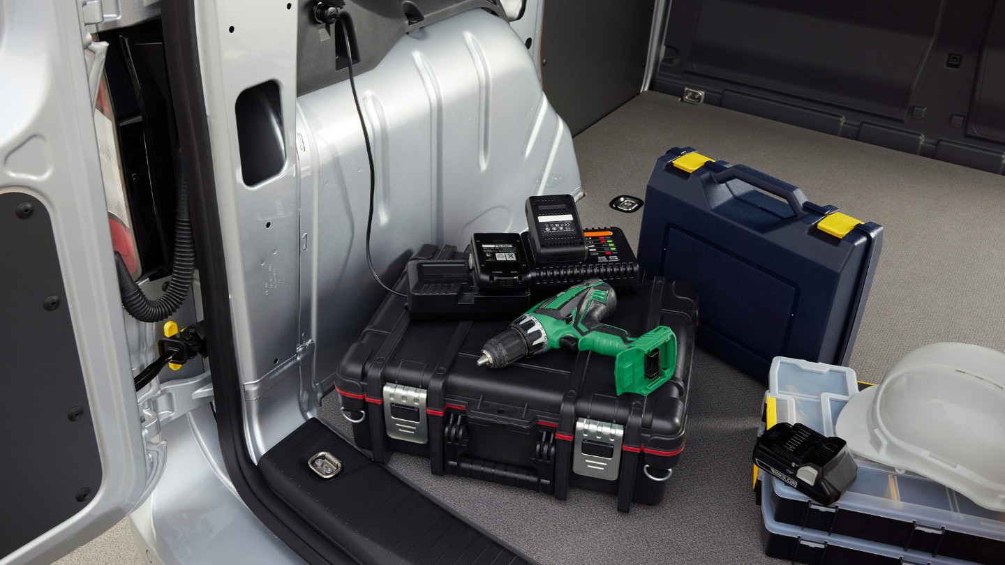 Une perceuse électrique est branchée sur une prise 12 V dans le compartiment de chargement du nouveau Ford Transit Connect.