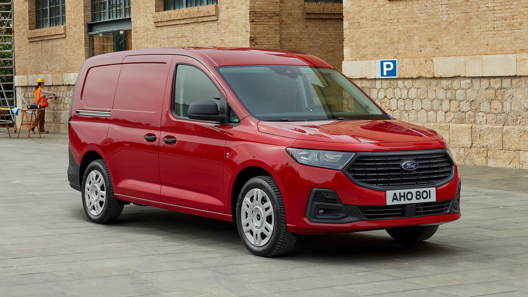 Le nouveau Ford Transit Connect Trend en Maple Red avec calandre et phares automatiques.