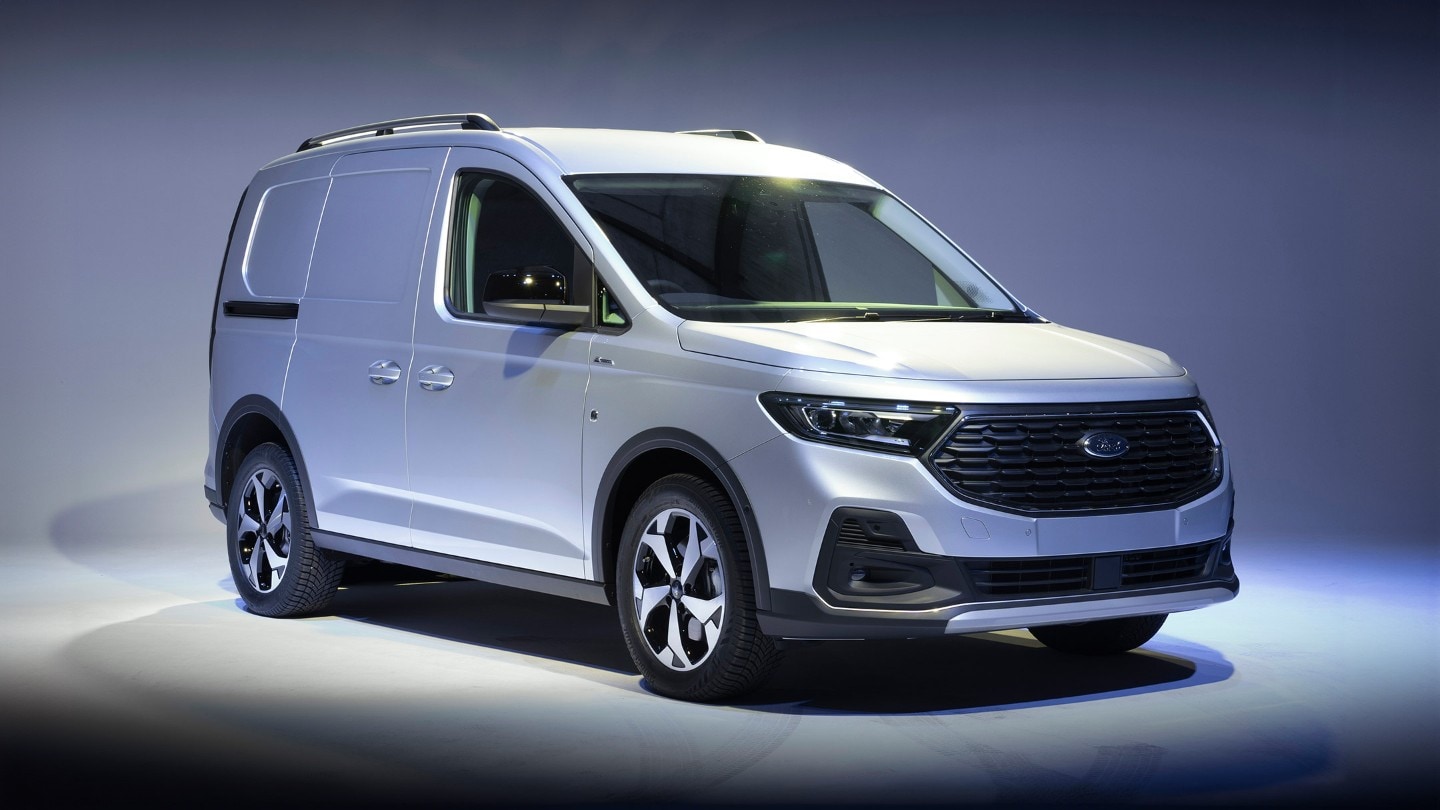 Le nouveau Ford Transit Connect Active en Stardust Silver équipé d'un pare-chocs de style Active avec une plaque de protection et des phares LED.