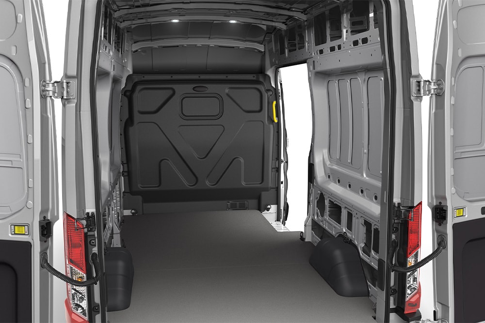 Vue intérieure d’un espace de chargement vide d’un Fourgon Ford Transit.