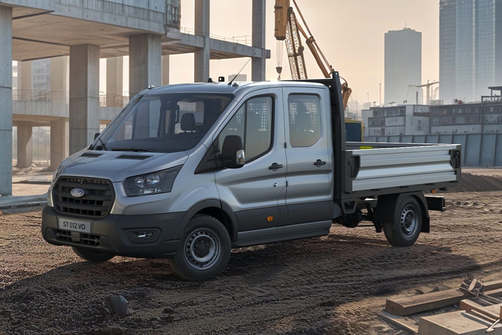 Ford Transit châssis-cabine stationné dans une zone industrielle. 