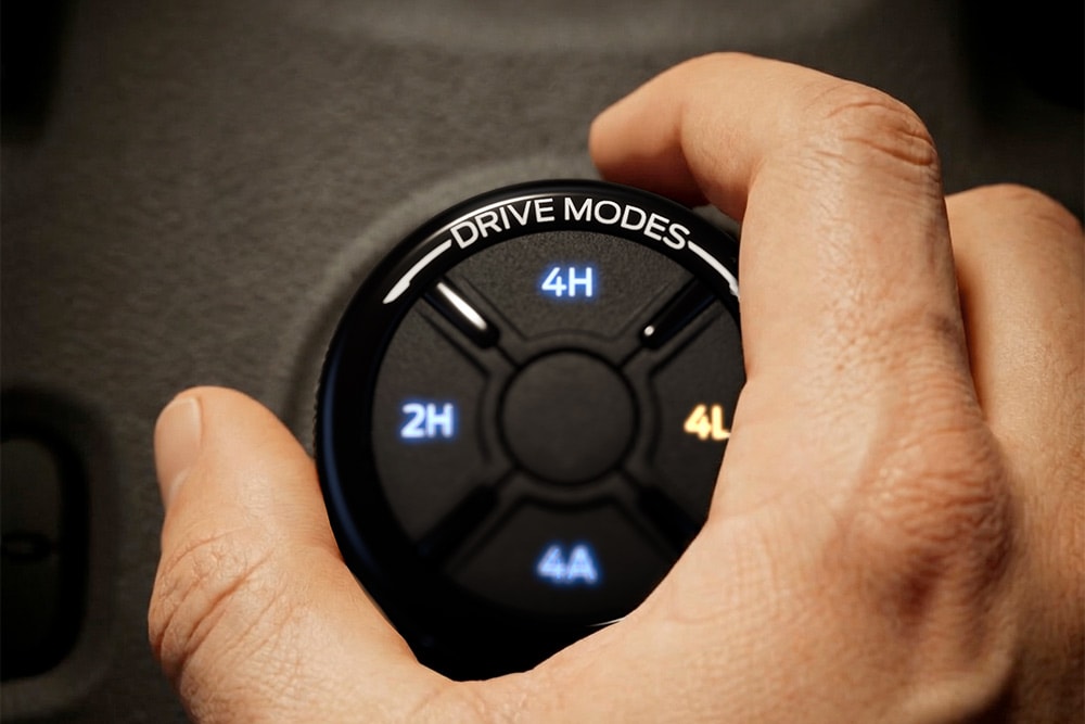 Personne sélectionnant un mode de conduite sur le sélecteur du Ford Ranger.