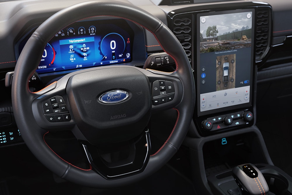 Volant, tableau de bord numérique et écran d’infodivertissement du Ford Ranger.