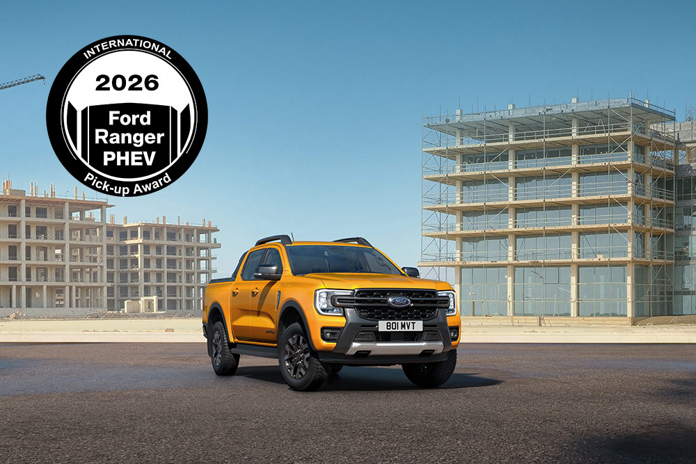 Ford Ranger orange sur un chantier de construction