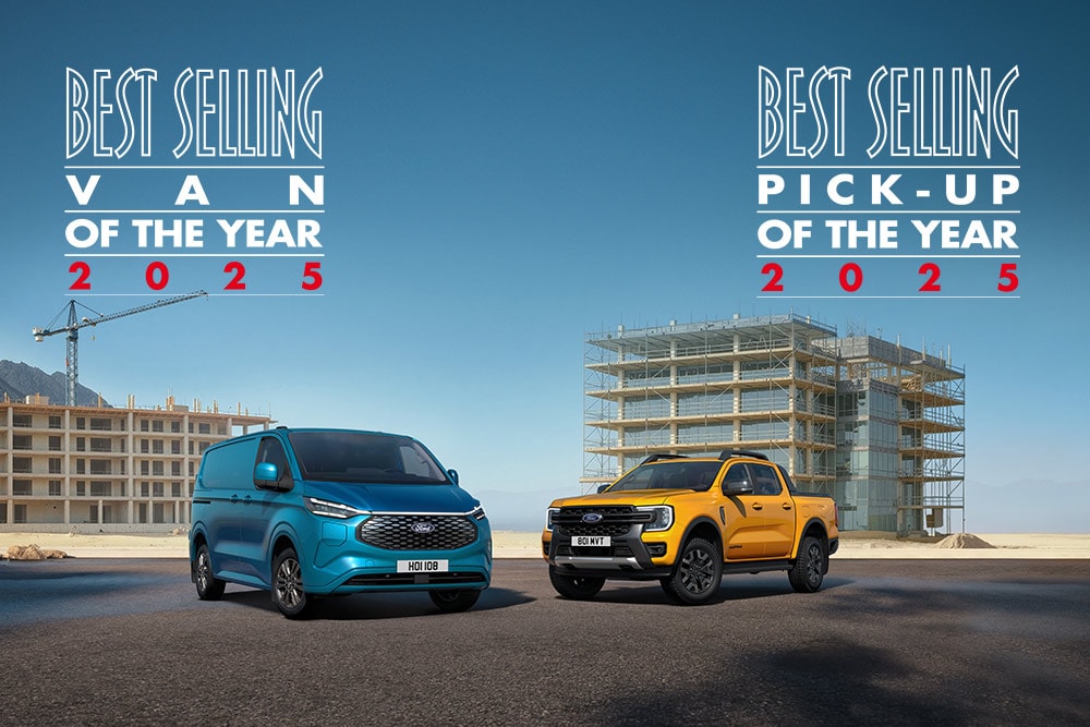 Ford Transit Custom bleu et Ford Ranger orange sur un chantier de construction