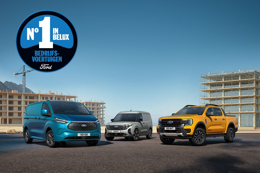 Ford Transit Custom bleu, Ford Transit Courier blanc et Ford Ranger orange sur un chantier de construction