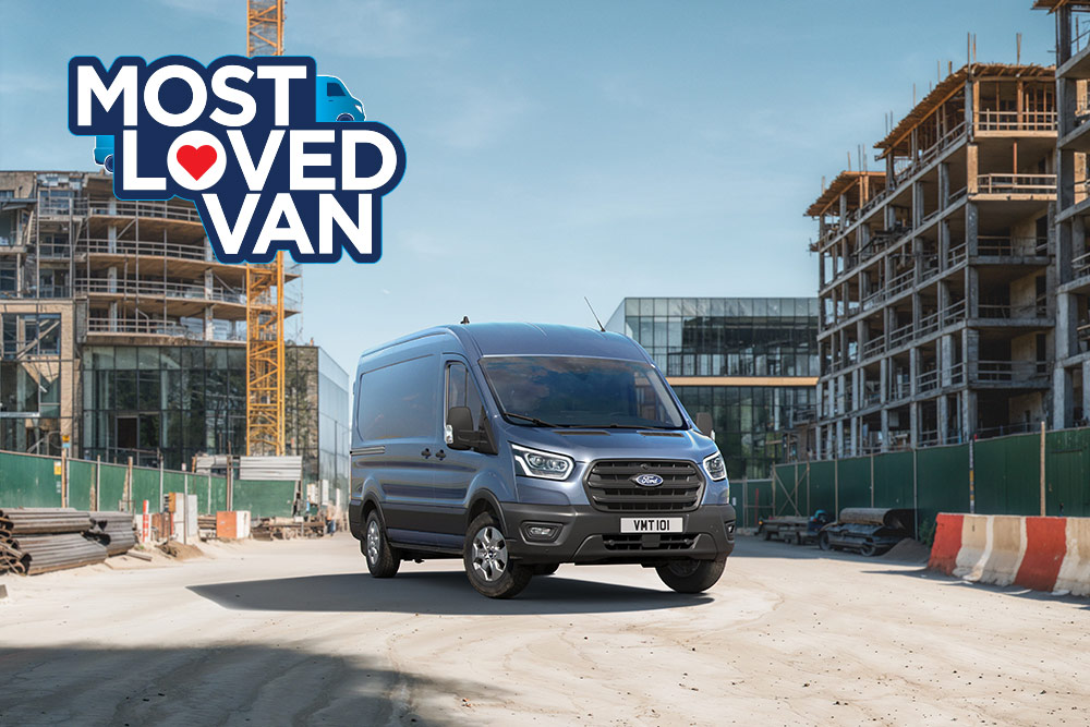 Ford Transit bleu sur un chantier de construction