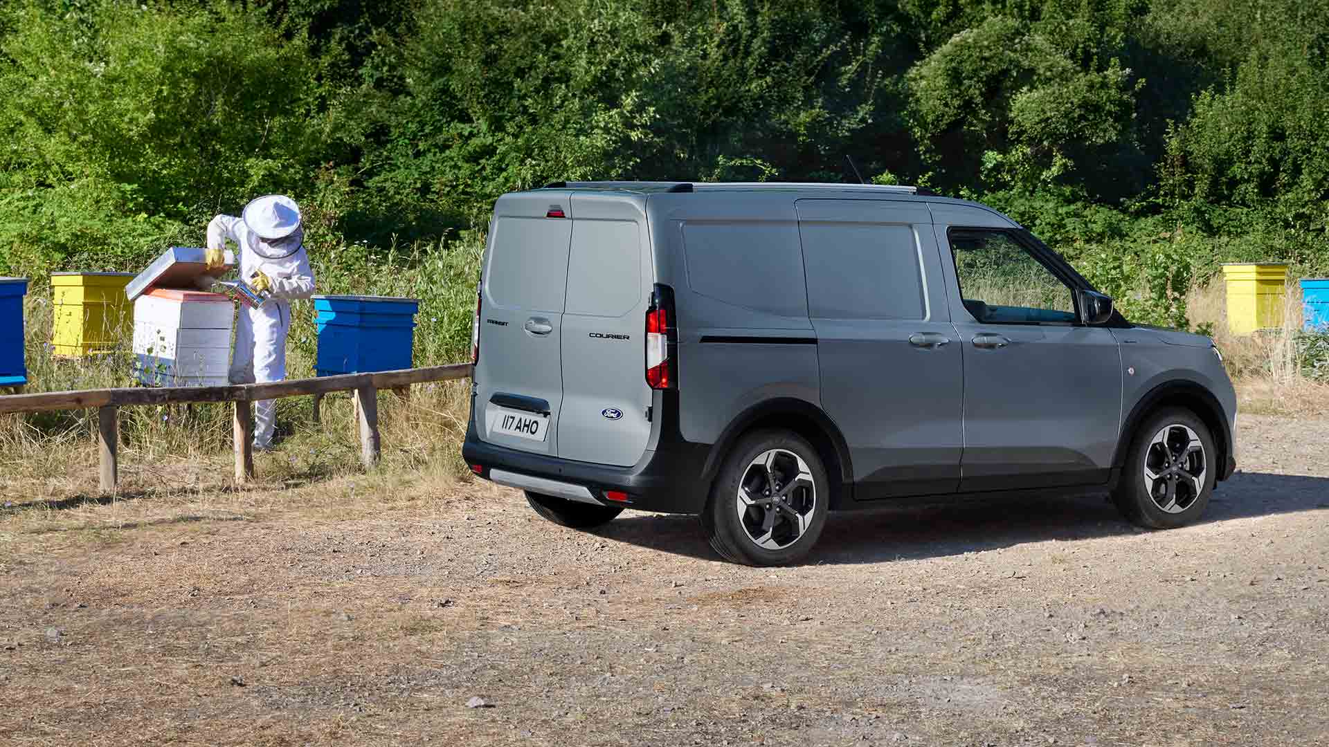 Apiculteur travaillant à côté d'un Ford Transit Courier