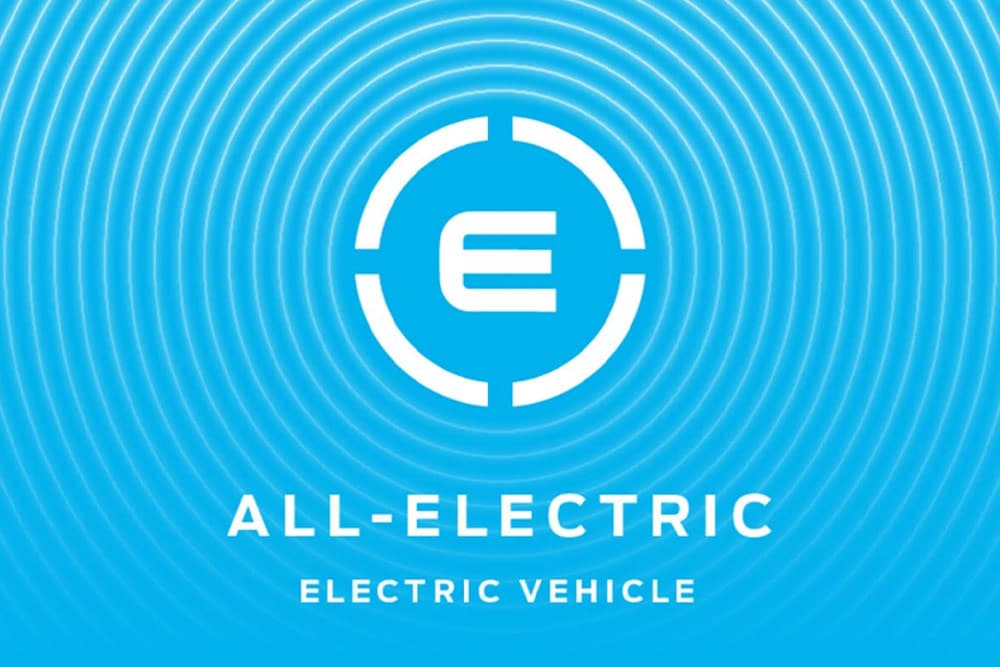 Logo de véhicule 100 % électrique.