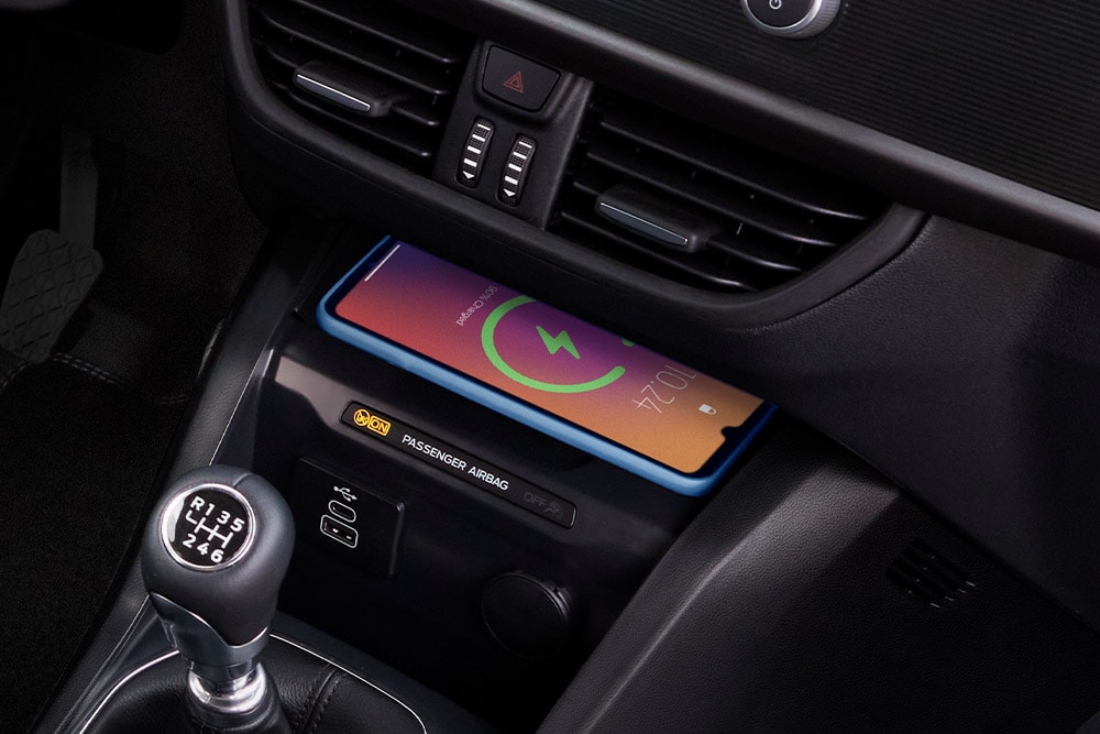Chargement sans fil d'un téléphone dans le Transit Courier