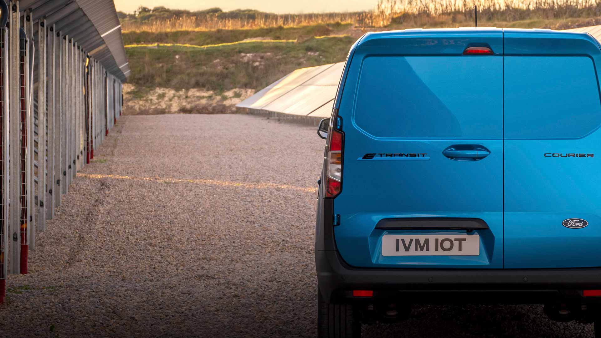 Ford E-Transit Courier Vue Arrière Bleu