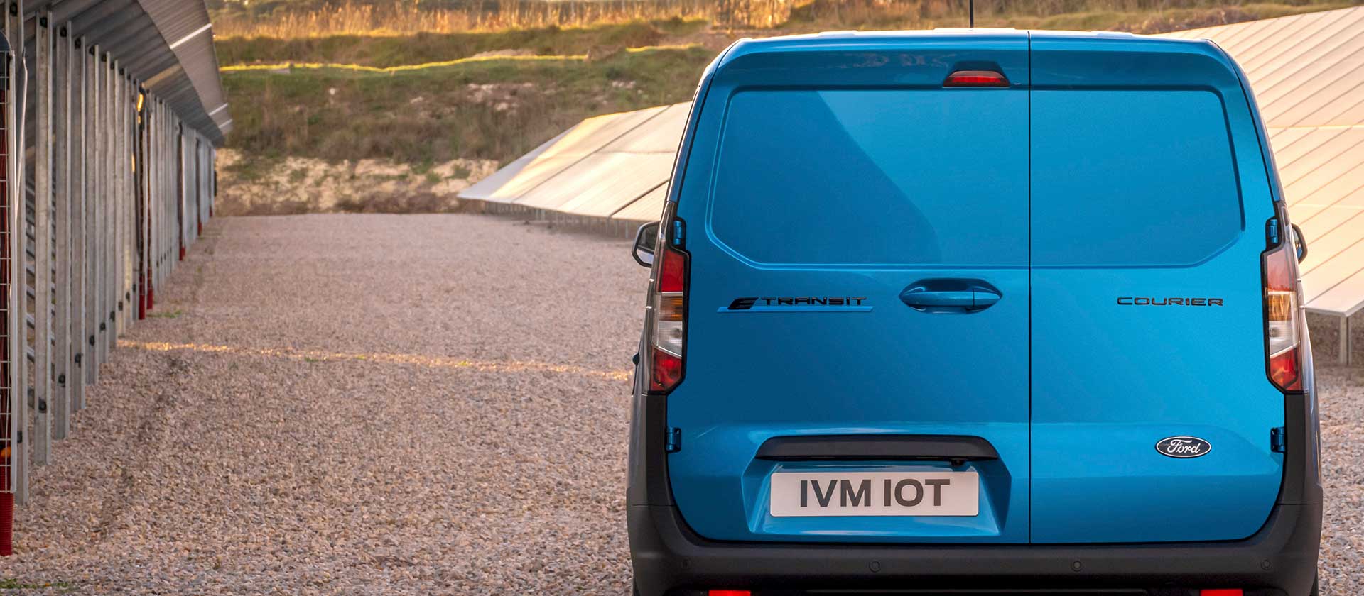 Ford E-Transit Courier Vue Arrière Bleu