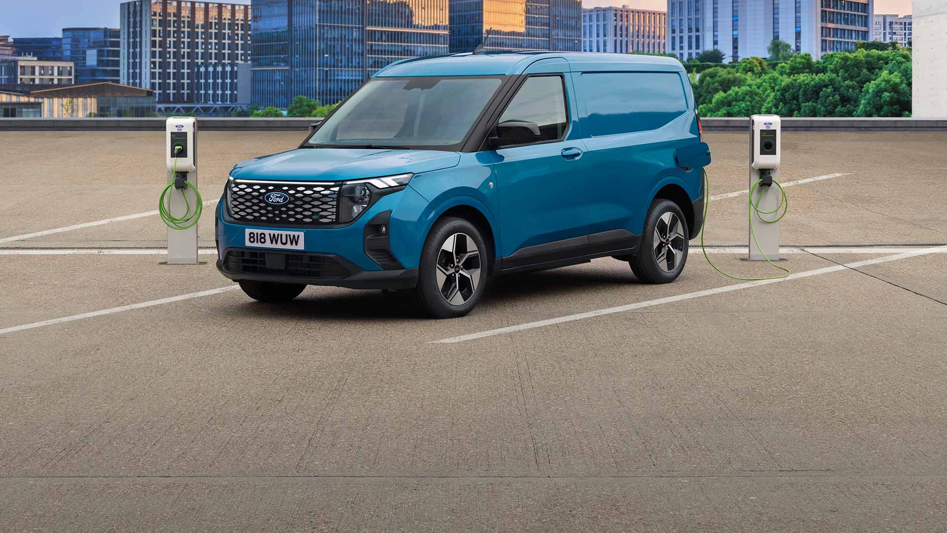 Ford E-Transit Courier en cours de recharge