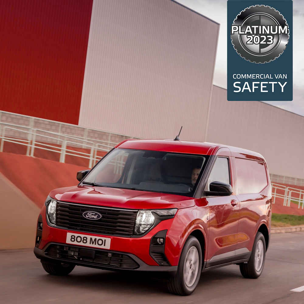 Ford Transit Courier rouge sur la route