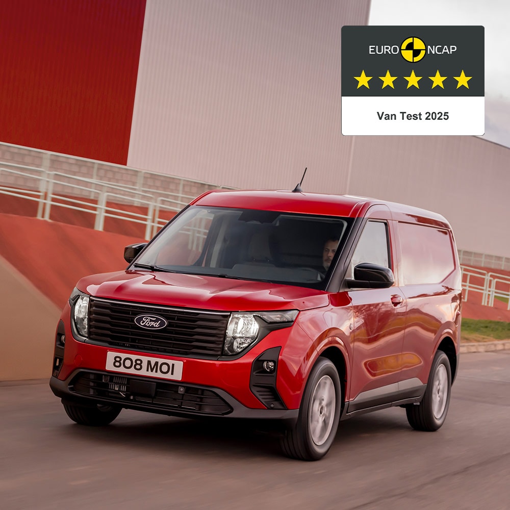 Ford Transit Courier rouge sur la route