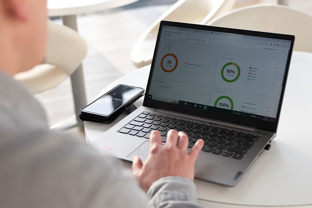 Un gestionnaire de flotte vérifiant la télématique Ford sur son ordinateur portable.