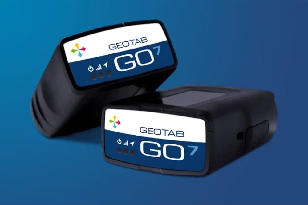 Gros plan de deux dispositifs de suivi de flotte GPS Geotab GO 7.