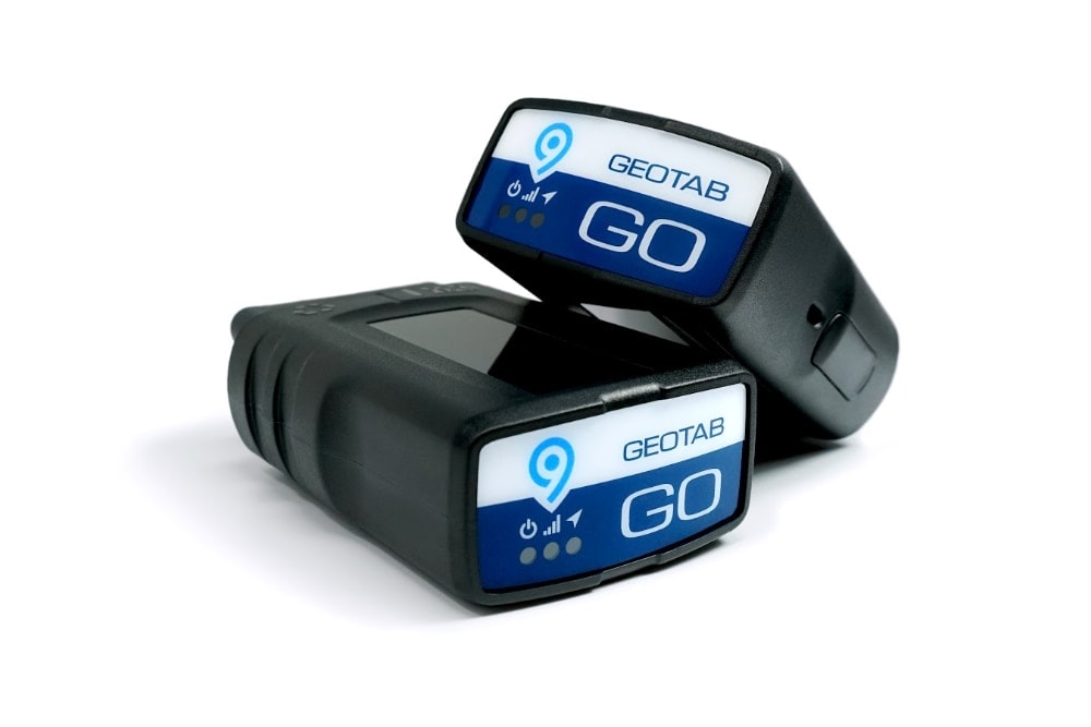 Gros plan de deux dispositifs de suivi de flotte GPS Geotab GO 9.