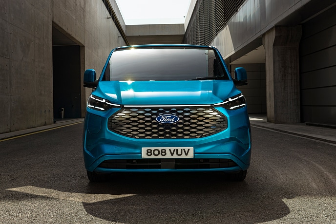 Vue avant d’un fourgon Ford E-Transit Custom électrique bleu.