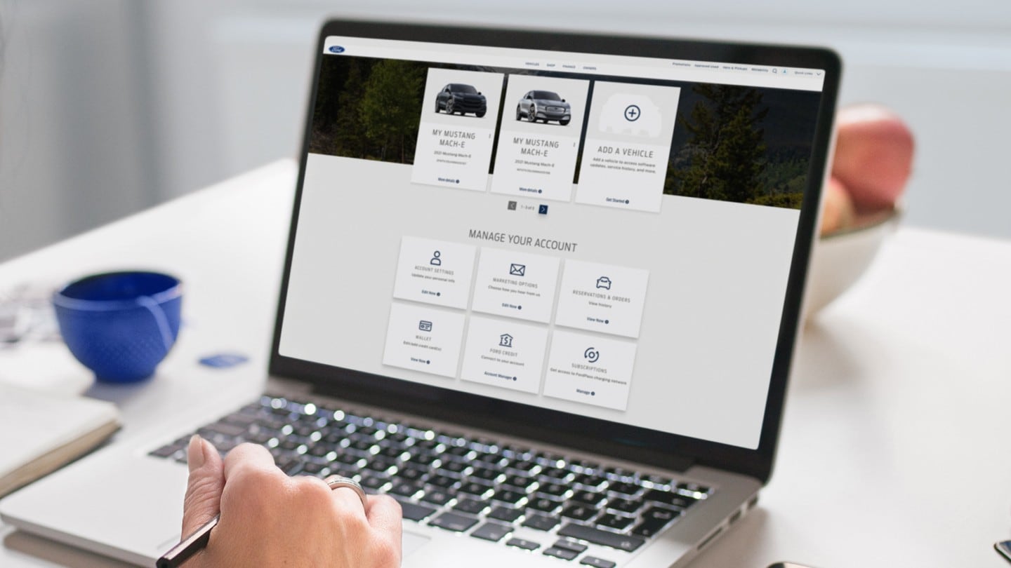 Une personne consulte le logiciel Ford depuis un ordinateur portable